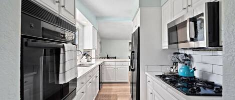 ثلاجة، ميكروويف، فرن، موقد طهي مسطح