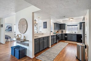 Jääkaappi, mikroaaltouuni, uuni, liesi