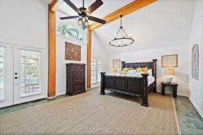 6 bedrooms, desk, iron/ironing board, travel crib