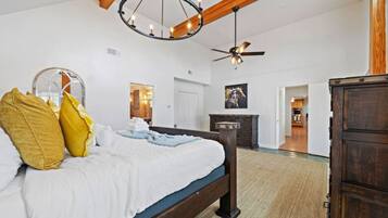 6 soverom, skrivebord, strykejern/-brett og reiseseng for barn