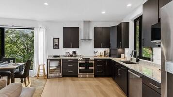 Jääkaappi, mikroaaltouuni, uuni, liesi