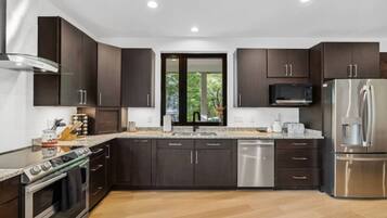 Jääkaappi, mikroaaltouuni, uuni, liesi