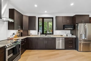 冷蔵庫、電子レンジ、オーブン、コンロ