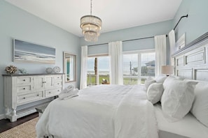 5 bedrooms, desk, iron/ironing board, travel crib