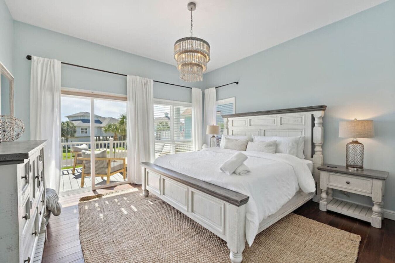 5 bedrooms, desk, iron/ironing board, travel cot