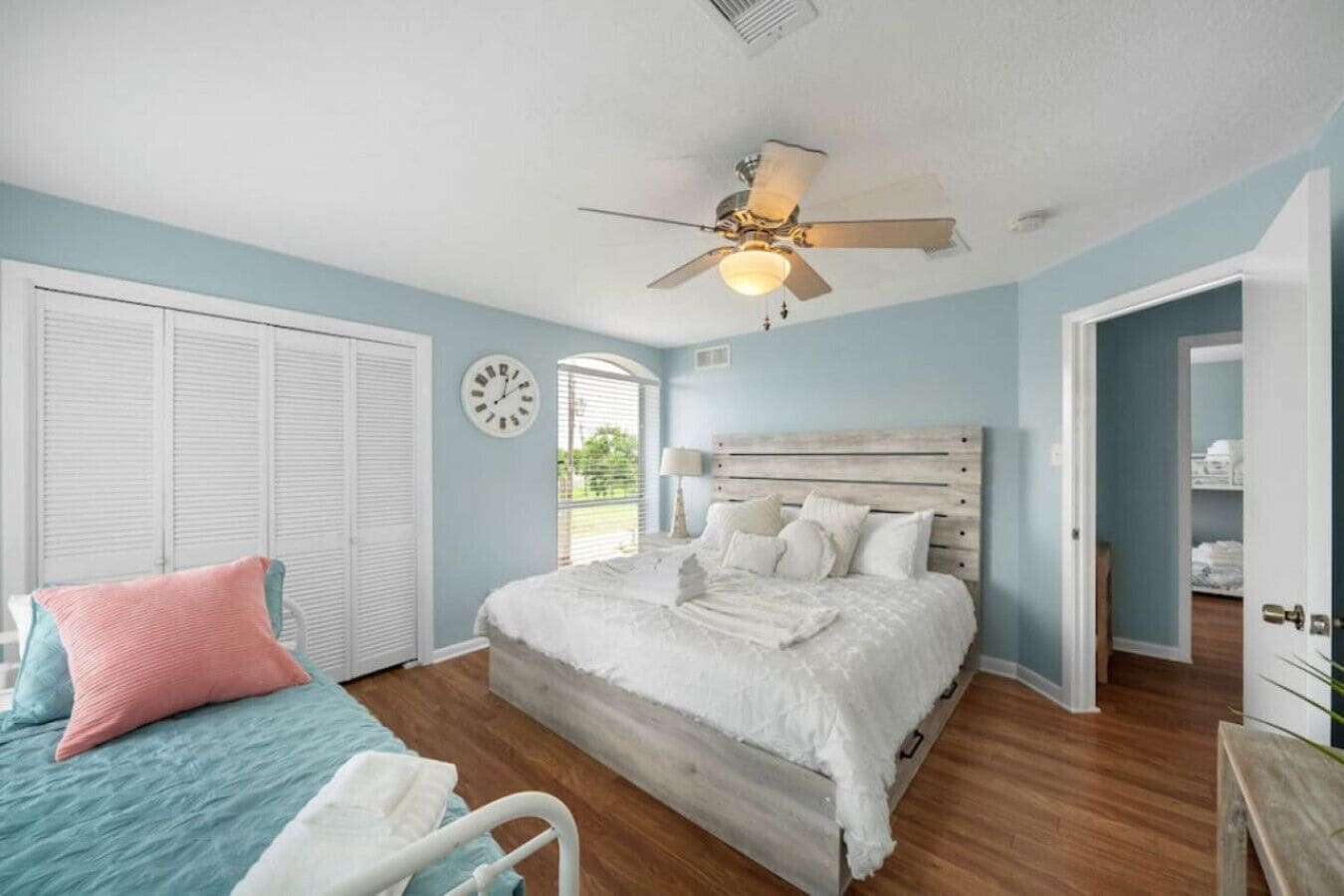 4 bedrooms, desk, iron/ironing board, travel crib