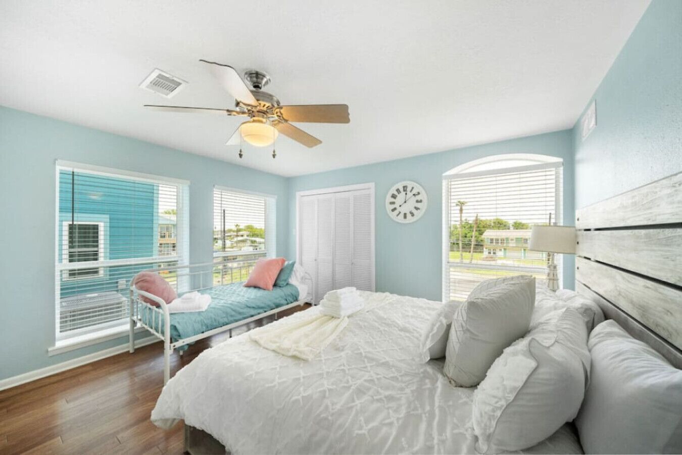 4 bedrooms, desk, iron/ironing board, travel cot