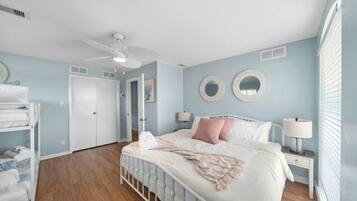 4 chambres, bureau, fer et planche à repasser, lit parapluie