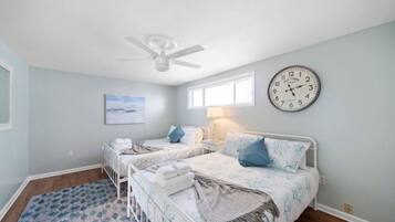 4 chambres, bureau, fer et planche à repasser, lit parapluie