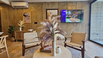 Suite – premium, balkong, bassengutsikt | Oppholdsområde