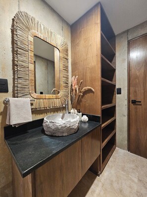 Deluxe Room | Bathroom | Shower, hair dryer, towels, soap