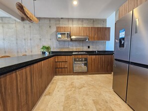 Premium-Suite, Balkon, Poolblick | Eigene Küche