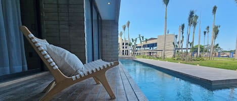 Suite Premium, balcon, vue piscine | Terrasse/Patio
