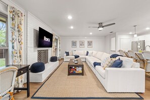 Smart TV - FIFA and Universal ready! 3 BR in the Rail District, family friendly, walkable! (Frisco)