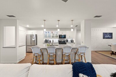 Near Universal Kids! Baby & pet gear included, fenced yard, walk to dinner!