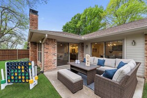 Outdoor dining - FIFA and Universal ready! 3 BR in the Rail District, family friendly, walkable! (Frisco)