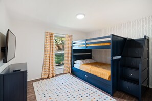 3 bedrooms, desk, iron/ironing board, travel cot - FIFA and Universal ready! 3 BR in the Rail District, family friendly, walkable! (Frisco)