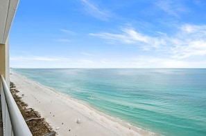 Condo, varias camas (Majestic Beach Towers 1-1903) | Playa | En la playa