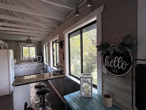 Charming cabin overlooking Meramec River near MANY attractions