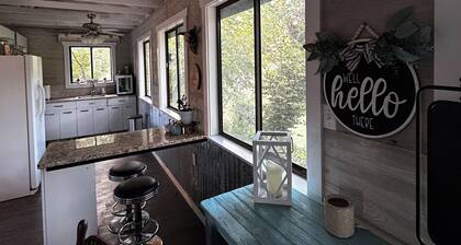 Charming cabin overlooking Meramec River near MANY attractions