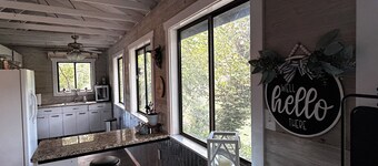 Charming cabin overlooking Meramec River near MANY attractions