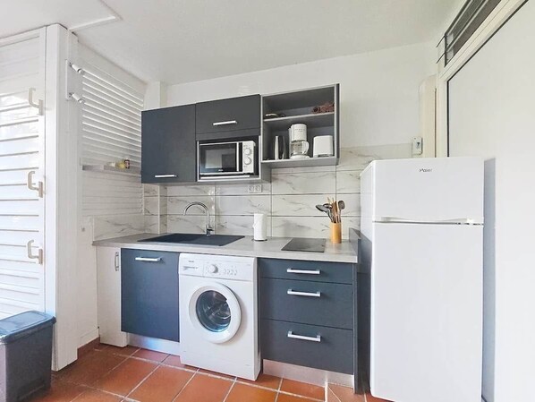 Refrigerador, microondas, parrilla de estufa y cafetera y tetera 
