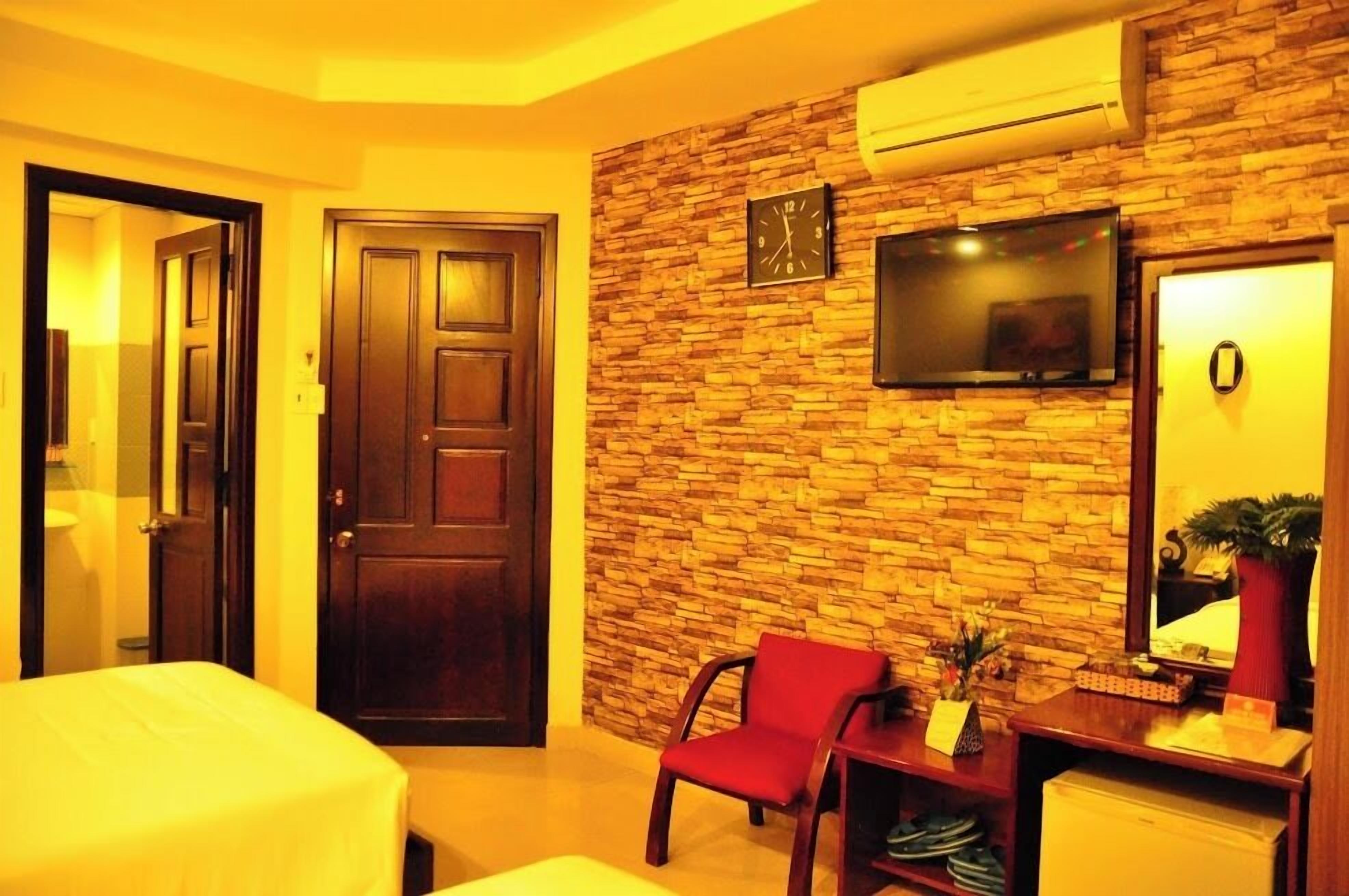 Deluxe Double or Twin Room | Blackout drapes, iron/ironing board