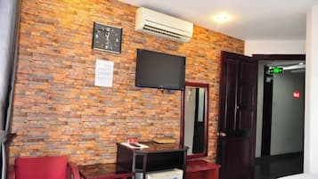 Cortinas blackout y tabla de planchar con plancha