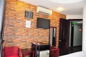 Deluxe Double or Twin Room | Blackout drapes, iron/ironing board