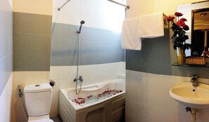 Deluxe Double or Twin Room | Bathroom