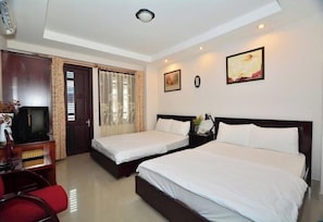 Deluxe Double or Twin Room | Blackout drapes, iron/ironing board