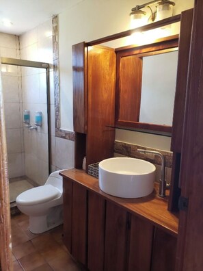 Een douche, een haardroger, handdoeken, zeep