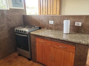 Een koelkast, een microgolfoven, een oven