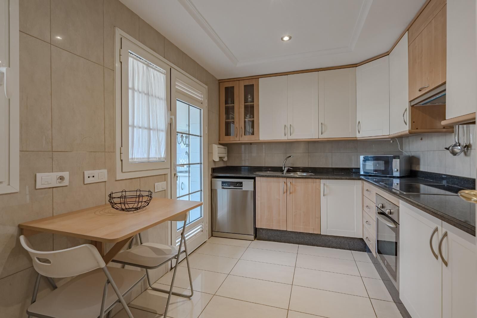 Micro-ondes, four, plaque de cuisson, lave-vaisselle