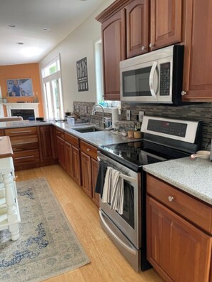 Microondas, horno, parrilla de estufa y lavavajillas 