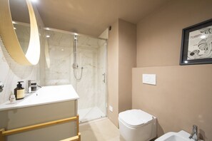 Een douche, een haardroger, een bidet, handdoeken