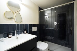 Dusche, Haartrockner, Bidet, Handtücher