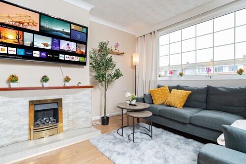 Open Mind Property - Hottub, Sleeps10 & Parking