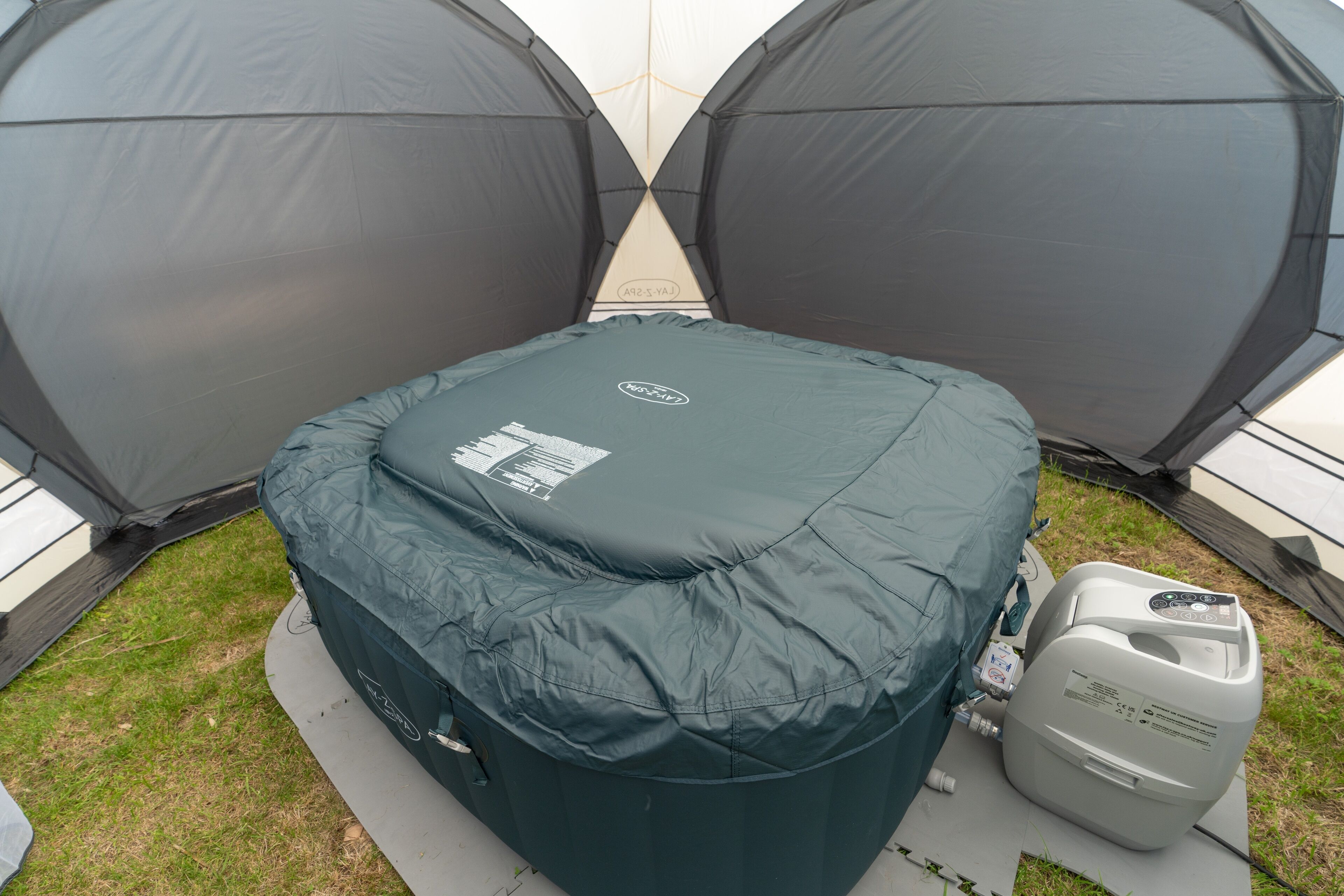 Una tenda con zona notte e alimentazione portatile.