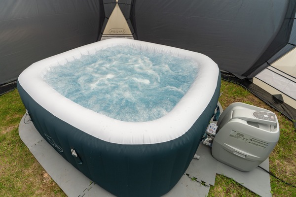 Bain à remous extérieur