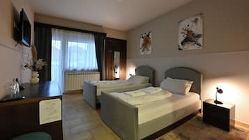 Tomannsrom – deluxe, balkong, byutsikt | Strykejern/-brett og wi-fi (inkludert)