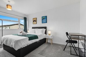 3 habitaciones, tabla de planchar con plancha y acceso a internet 