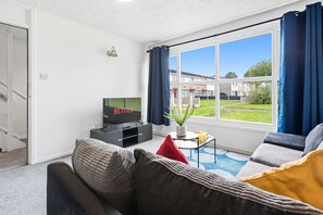 TV - Cosy 3-Bed Home near Birchwood Business Park (Warrington)