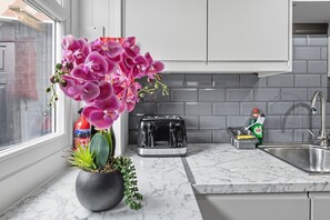 Fridge, microwave, oven, stovetop - Cosy 3-Bed Home near Birchwood Business Park (Warrington)