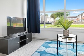 TV - Cosy 3-Bed Home near Birchwood Business Park (Warrington)