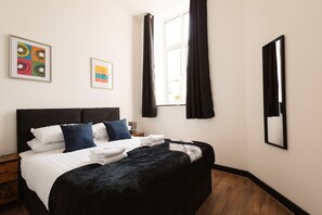 2 bedrooms, iron/ironing board, internet, bed sheets - Stylish Town Centre Suite by Traboule Properties (Warrington)