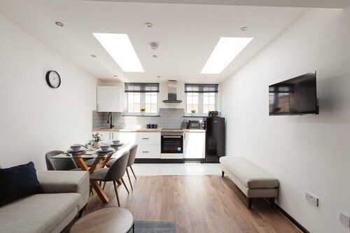 2Bed Executive Pad by Traboule Properties LTD