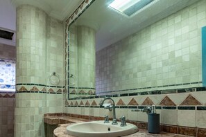 Serviettes fournies, savon, papier toilette