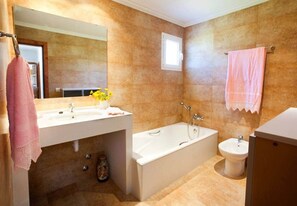 Secadora de cabello, jabón, papel de baño 