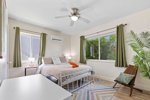 2 bedrooms, desk, iron/ironing board, WiFi - Urban Oasis • Modern Comfort in Prime Location (Miami)